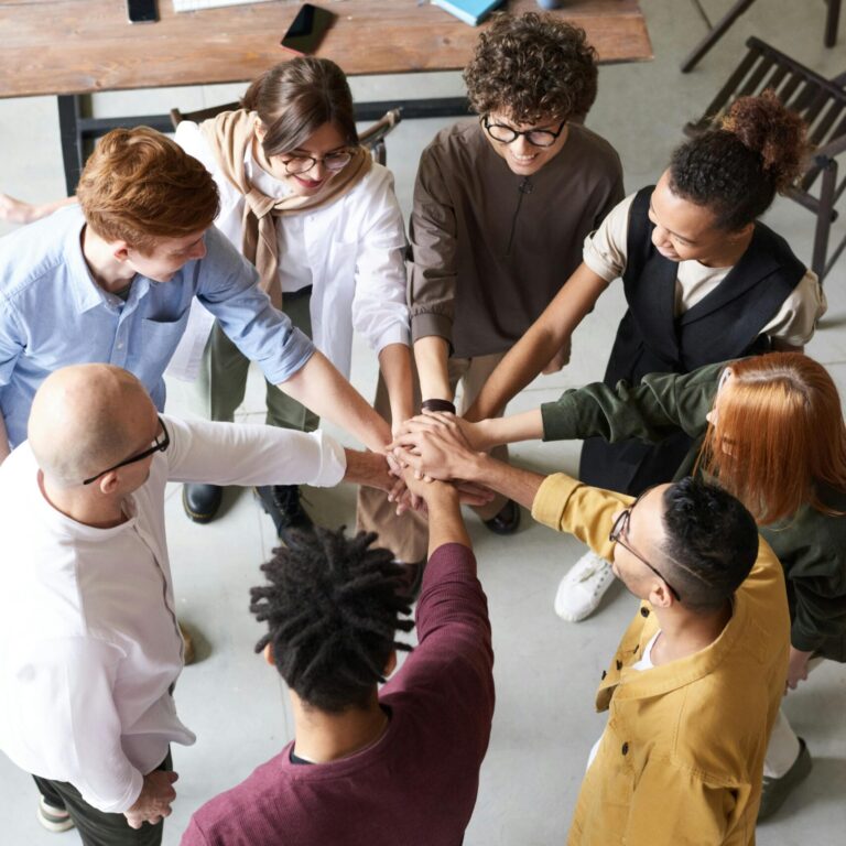 Pessoas reunidas em círculo representando a união do time