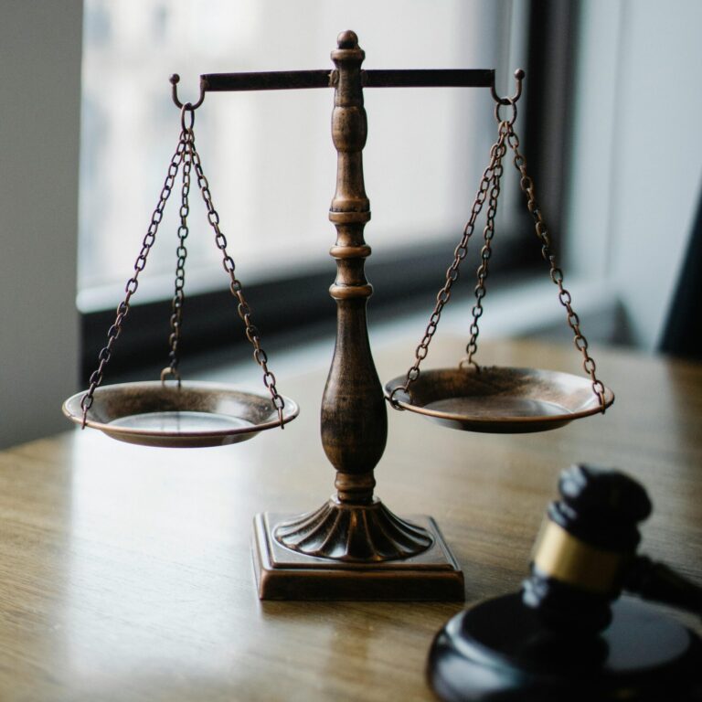 Balança da justiça simbolizando o jurídico